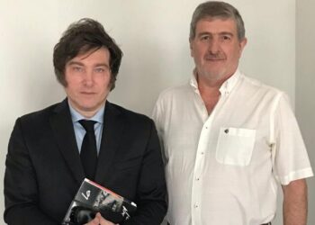 Se calienta la interna libertaria en Echeverría y un candidato consiguió la foto con Milei
