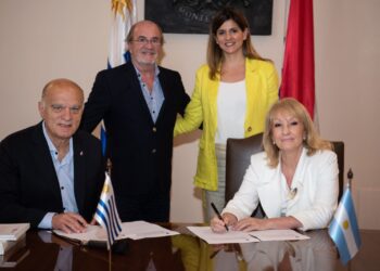 Grindetti firmó un convenio de cooperación con la Alcaldesa de Montevideo