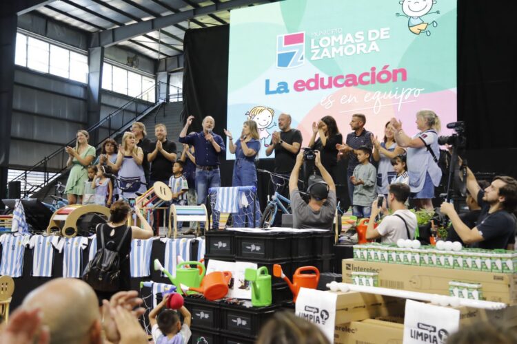 Insaurralde y Di Tullio entregaron materiales didácticos a jardines municipales de Lomas