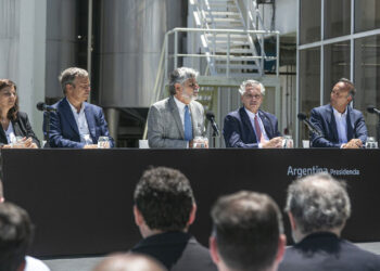 Alberto presentó un alimento desarrollado por el Conicet y se comparó con Scaloni