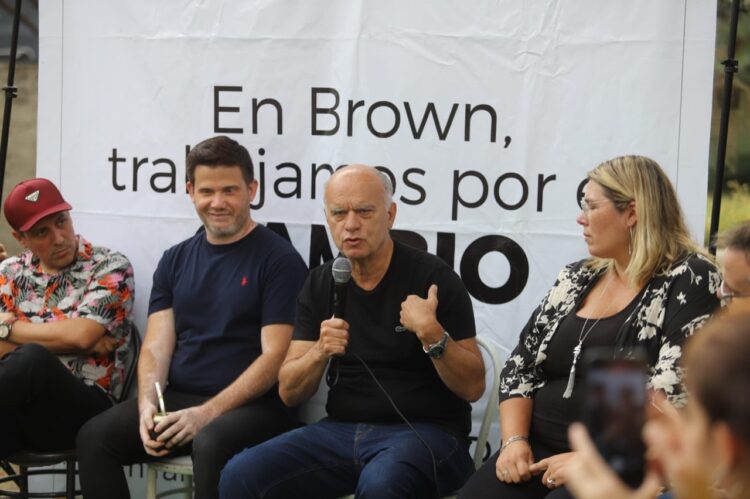 Grindetti se mete en la interna de Brown con un encuentro de Pastores Evangélicos