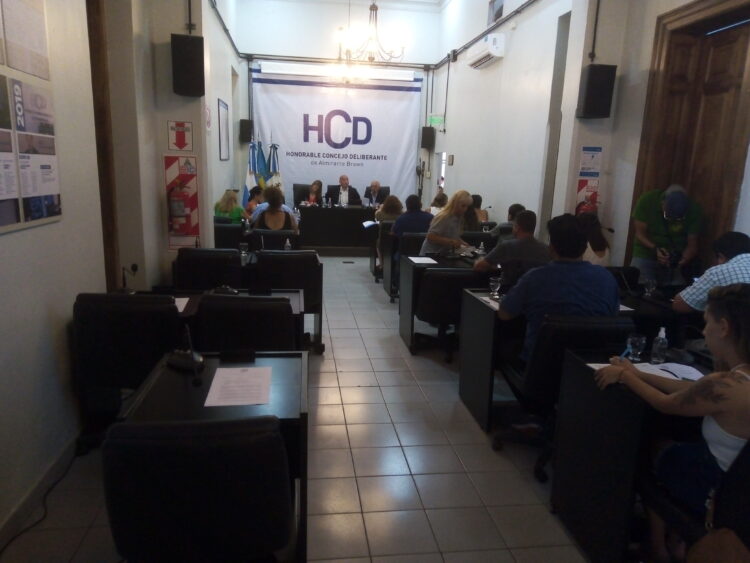 El Concejo aprobó un aumento del 14 por ciento para los municipales