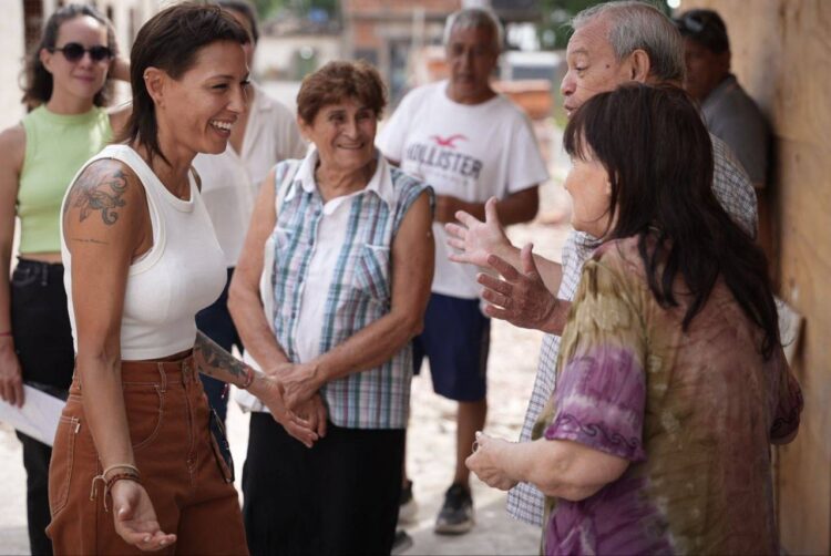 Mayra supervisó obras en Azul