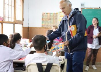 Grindetti propone municipalizar parte del sistema escolar