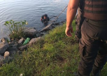 Quiso escapar de la policía, se tiró al riachuelo y tuvo que ser rescatado por bomberos