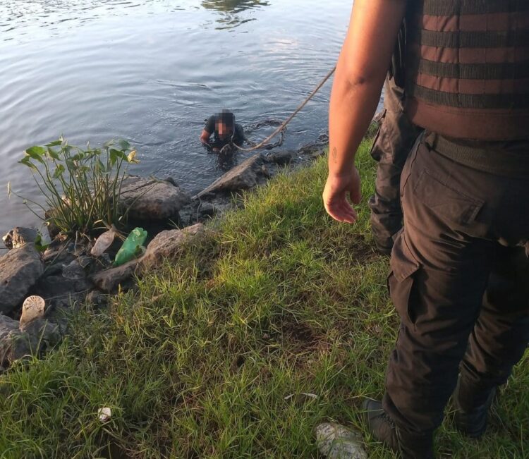Quiso escapar de la policía, se tiró al riachuelo y tuvo que ser rescatado por bomberos