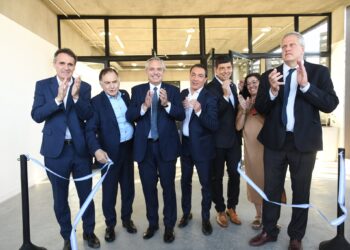 Alberto volvió a Varela en el marco de sus recorridas por el Conurbano