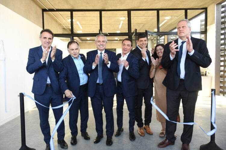 Alberto volvió a Varela en el marco de sus recorridas por el Conurbano