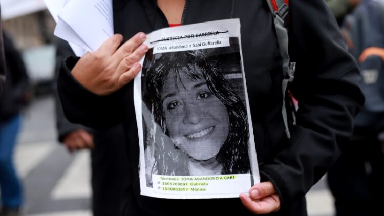 A cinco años de la muerte de la docente lomense siguen reclamando contra IOMA