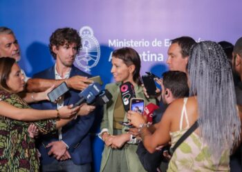 Mayra bancó a Massa en el relanzamiento de precios justos