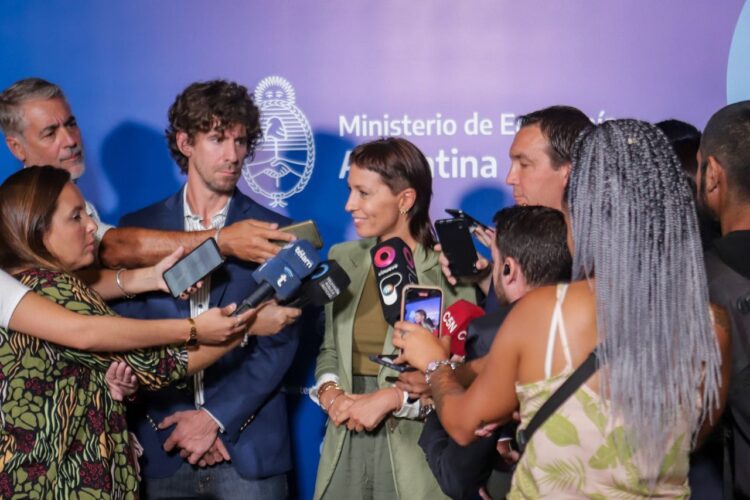 Mayra bancó a Massa en el relanzamiento de precios justos