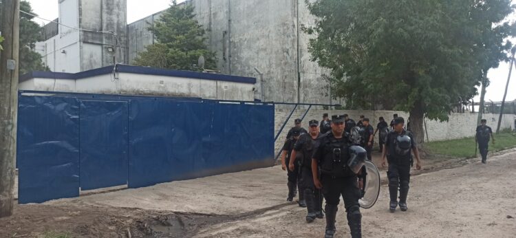 Allanaron un frigorífico de Berazategui en la causa por intoxicación alimentaria