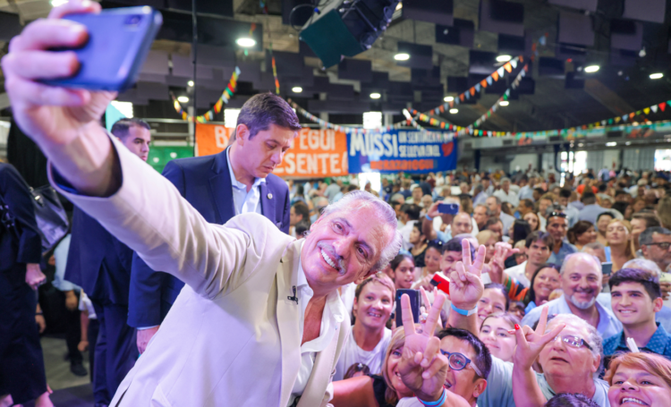 Mussi le montó a Alberto un acto de volumen político en medio de la guerra de Todos