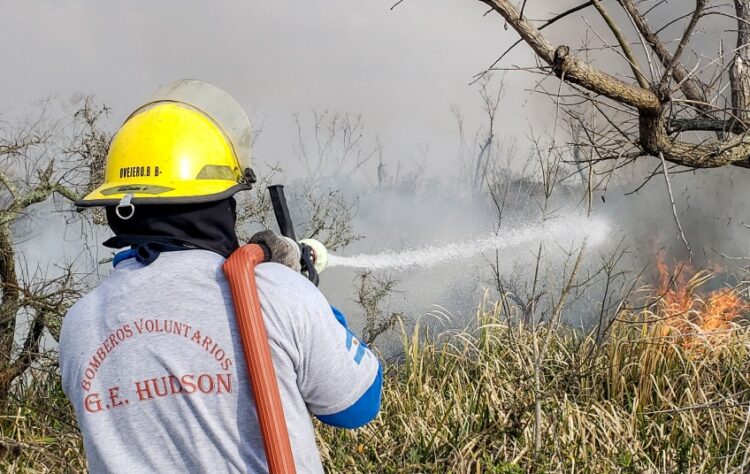 Voraz incendio en los humedales de Hudson