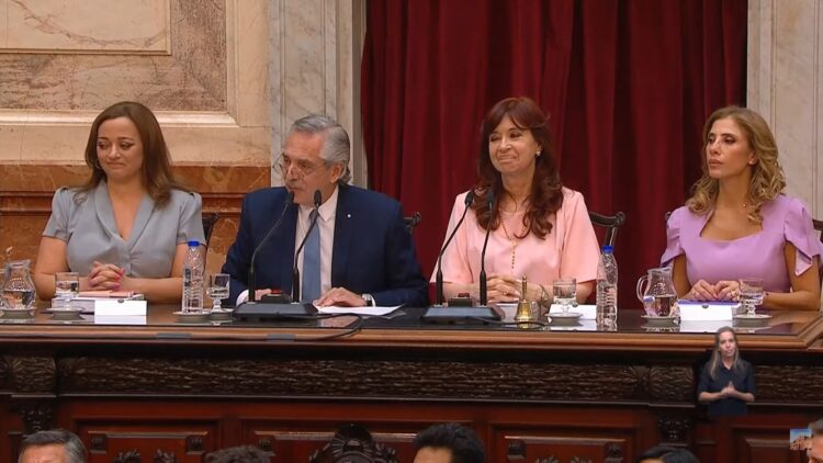 Un Alberto kirchnerizado defendió su gestión y a Cristina del ataque de los medios y la Corte