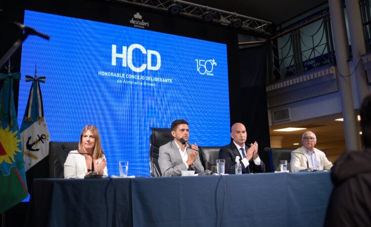 Con anuncios y el repaso de los ocho años de gestión, Fabiani inauguró las sesiones en Brown