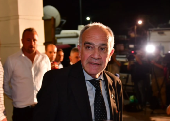 “Voy a trabajar para atacar la resolución que me destituye”
