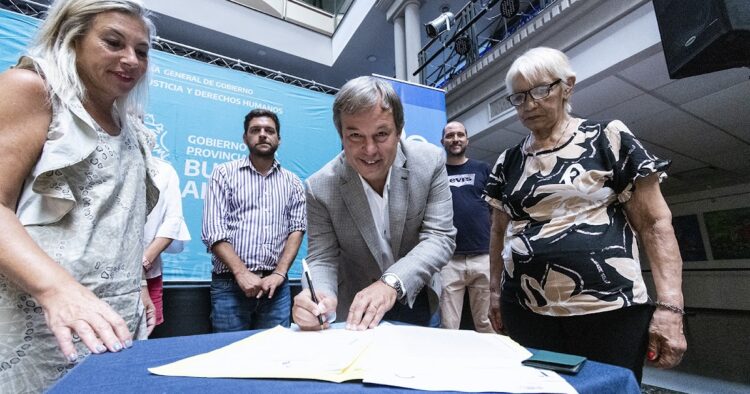 Cascallares y Fabiani acompañaron en la firma de escritura de familias del distrito