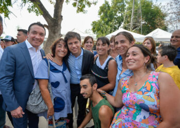 Kicillof junto a Watson entregó computadoras e inauguró una escuela en “El Tropezón”