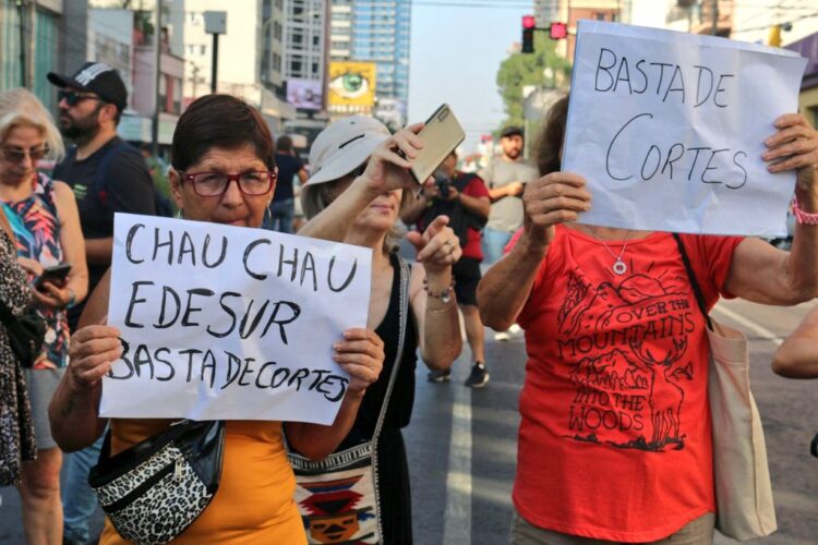 Concejales acompañaron la protesta de vecinos ante Edesur
