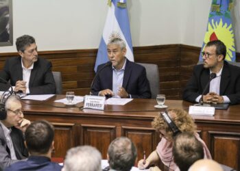 Discurso de apertura exprés y para la oposición en la vuelta de Ferraresi al Concejo