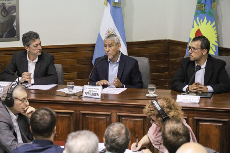 Discurso de apertura exprés y para la oposición en la vuelta de Ferraresi al Concejo