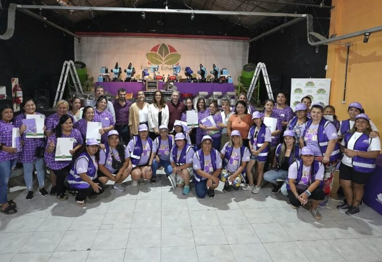 Gray entregó maquinarias e insumos a emprendedoras del distrito.