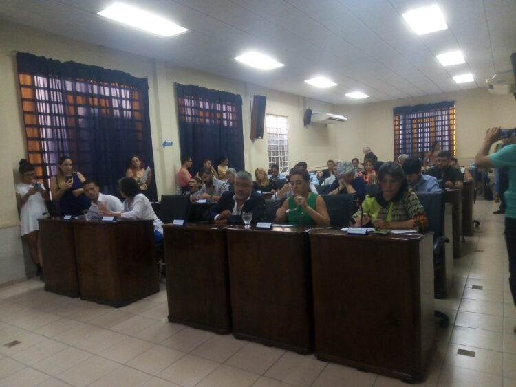 Edesur y una bonificación para municipales retrasaron y calentaron la sesión