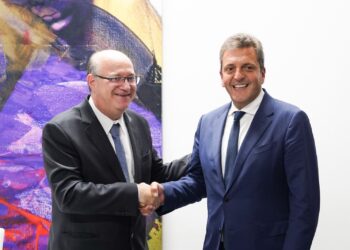 En su primer día en Panamá, Massa firmó financiamiento por 235 millones de dólares con el BID