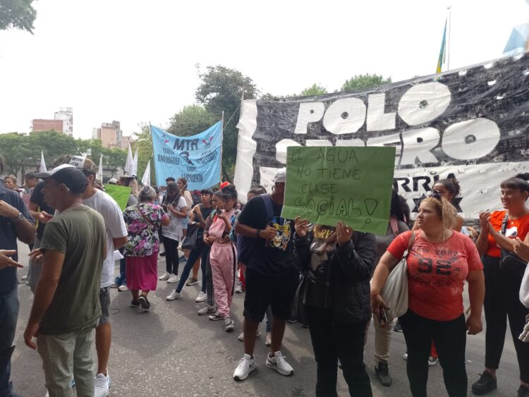Vecinos y organizaciones marcharon por la falta de agua