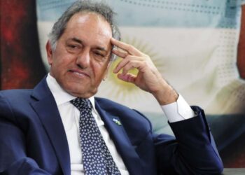 Con traje de candidato, Scioli arrancó su campaña con una recorrida por el Conurbano