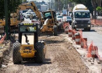 Avanza el asfalto de la Monteverde entre los límites de Quilmes y Lomas