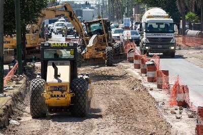 Avanza el asfalto de la Monteverde entre los límites de Quilmes y Lomas