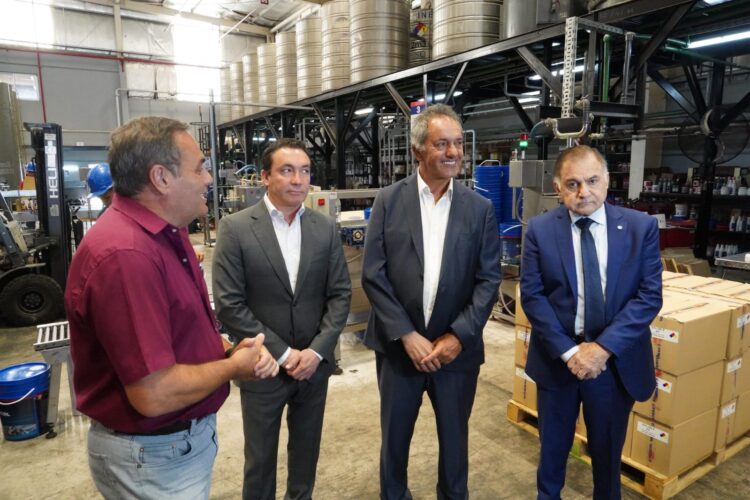 Con traje de candidato, Scioli desembarcó en Varela y Cañuelas