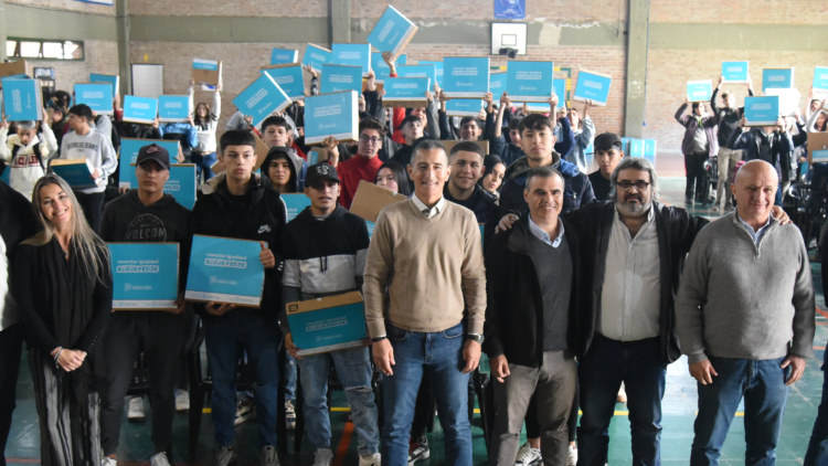 Galdurralde y Russo entregaron notebook de plan Conectar Igualdad en Alsina