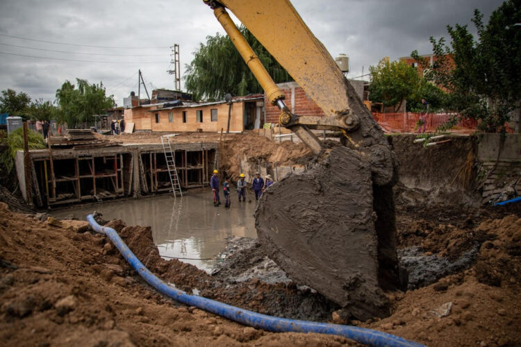 Avanzan las obras del entubamiento del canal Cordero en Bernal