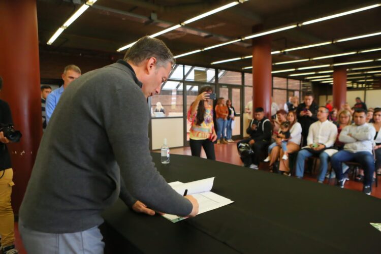Gray firmó el pase a planta permanente de 97 municipales