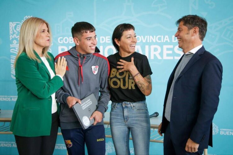 Mayra junto a Kicillof y Magario entregaron netbooks en Quilmes