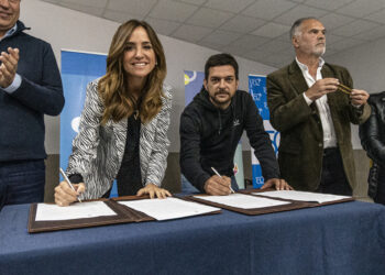 Tolosa Paz firmó convenios con el Municipio para fortalecer las políticas de niñez