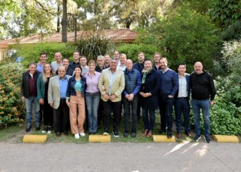 Insaurralde le armó a Chiqui Tapia una foto con Intendentes