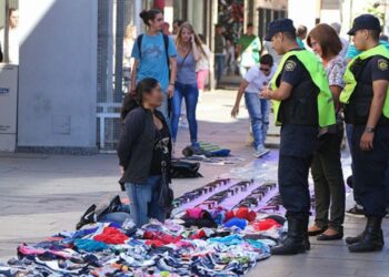 Watson desalojó 600 feriantes y se recrudece el conflicto