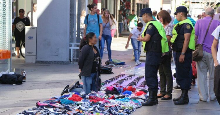 Watson desalojó 600 feriantes y se recrudece el conflicto