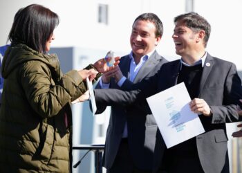 Kicillof encabezó la entrega de 62 viviendas en Florencio Varela