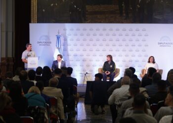 Moreau firmó el compromiso de lucha contra las drogas junto al Padre Pepe