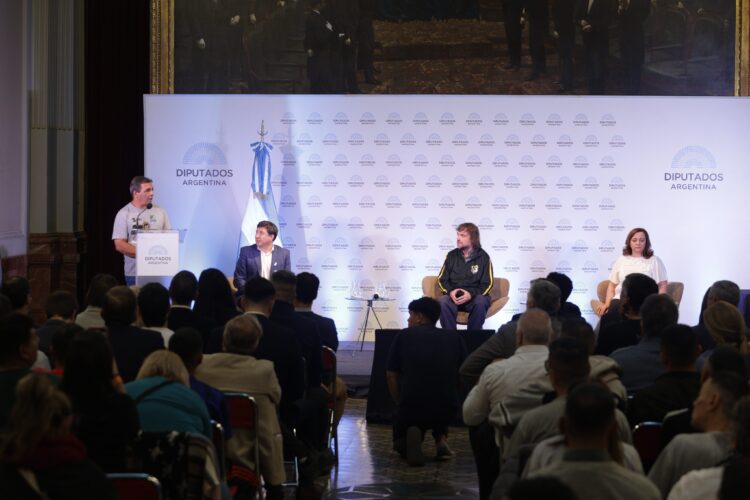 Moreau firmó el compromiso de lucha contra las drogas junto al Padre Pepe