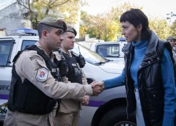 Mayra entregó patrulleros para el Comando Unificado Conurbano de las fuerzas federales