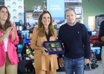 Gray y Tolosa Paz entregaron maquinarias e insumos a emprendedores