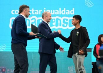 Insaurralde y Achaval entregaron netbooks en Pilar