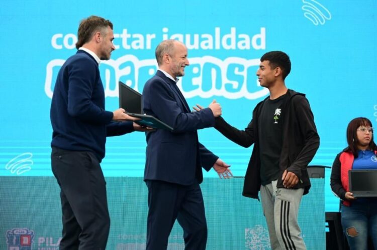 Insaurralde y Achaval entregaron netbooks en Pilar