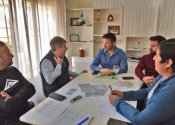 Para «luchar contra el delito», un candidato sumó a un ex militar y un ex policía a su campaña